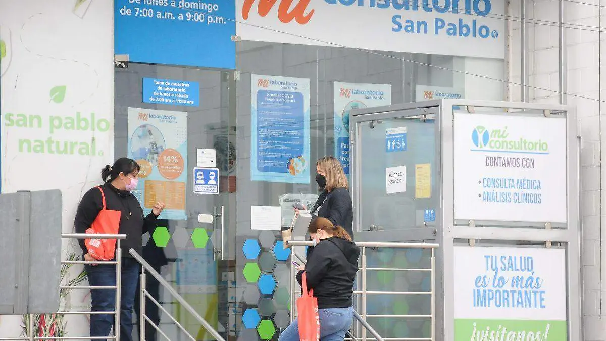 Mujeres afuera de una farmacia